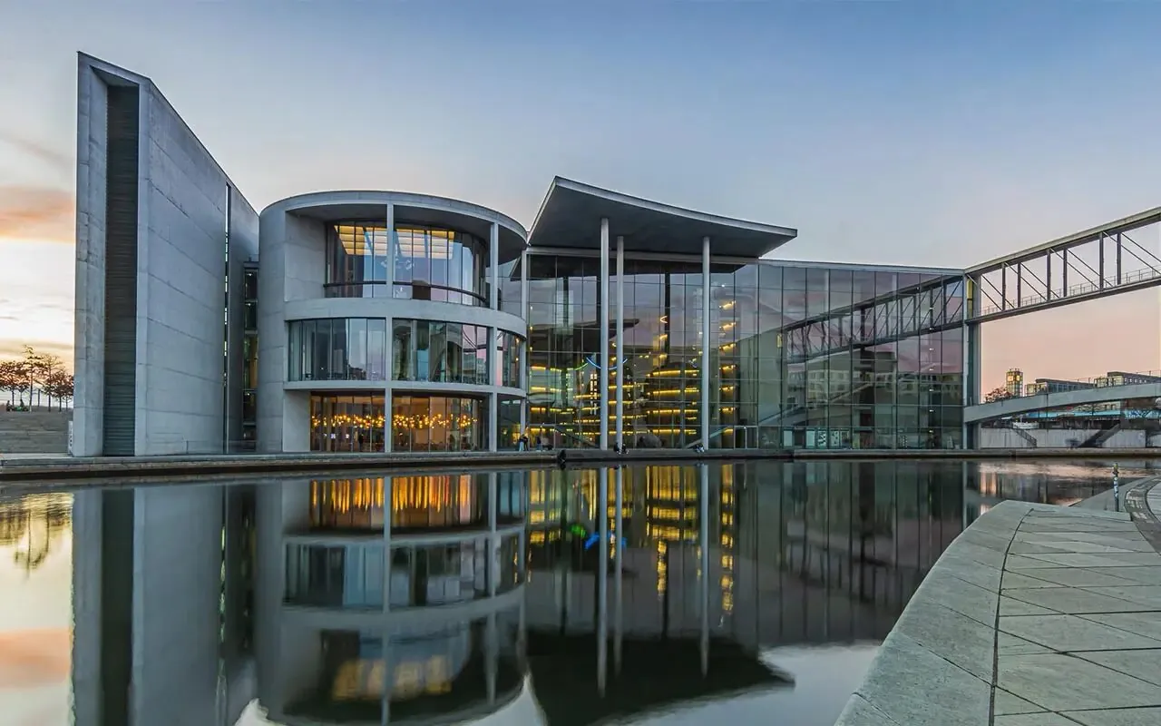 Repräsentatives Behördengebäude mit Glasarchitektur und Spiegelung in der Spree, Berlin Regierungsviertel