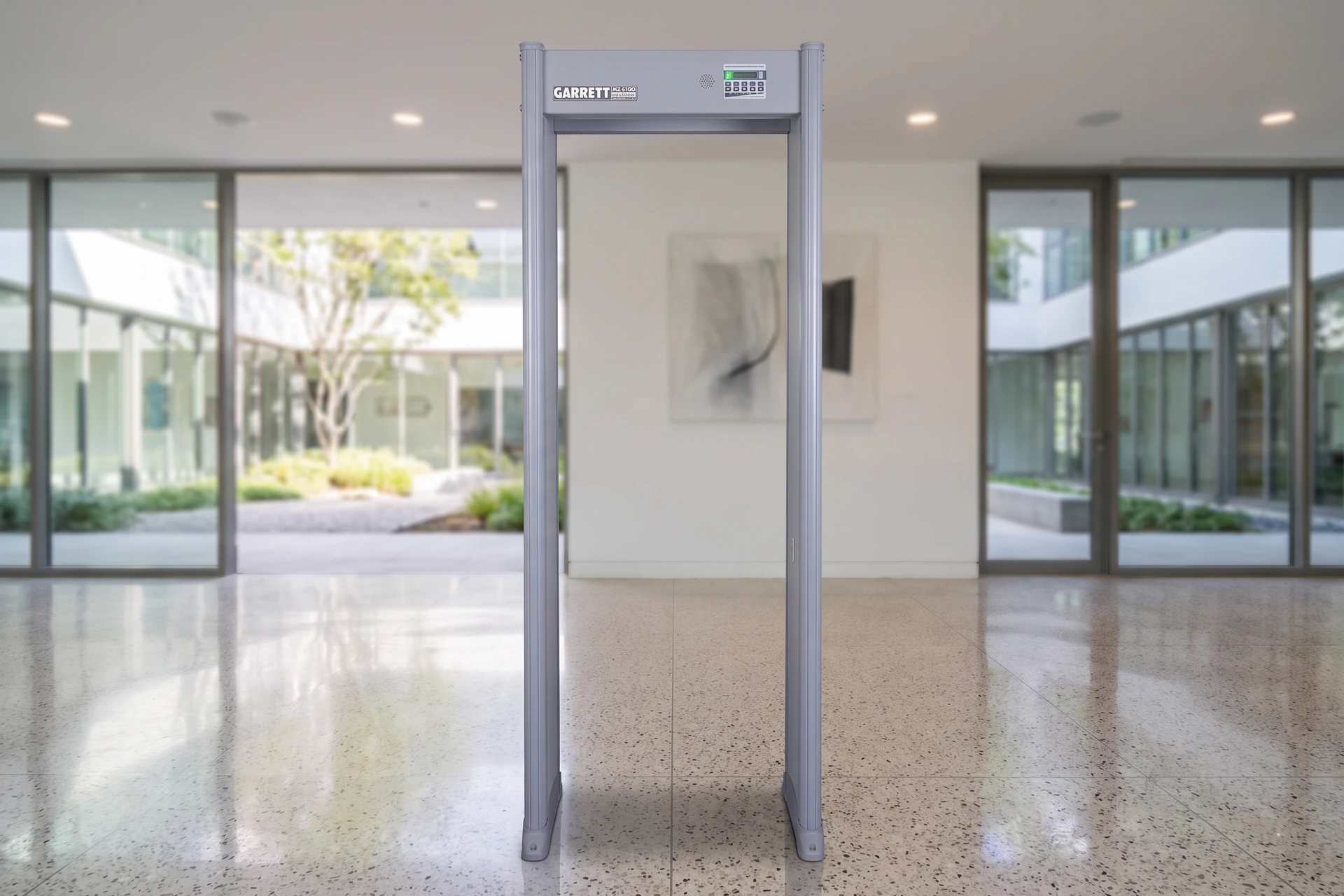 Garrett MZ 6100 Durchgangsdetektor als Produktmotiv in einem hellen Museumssaal