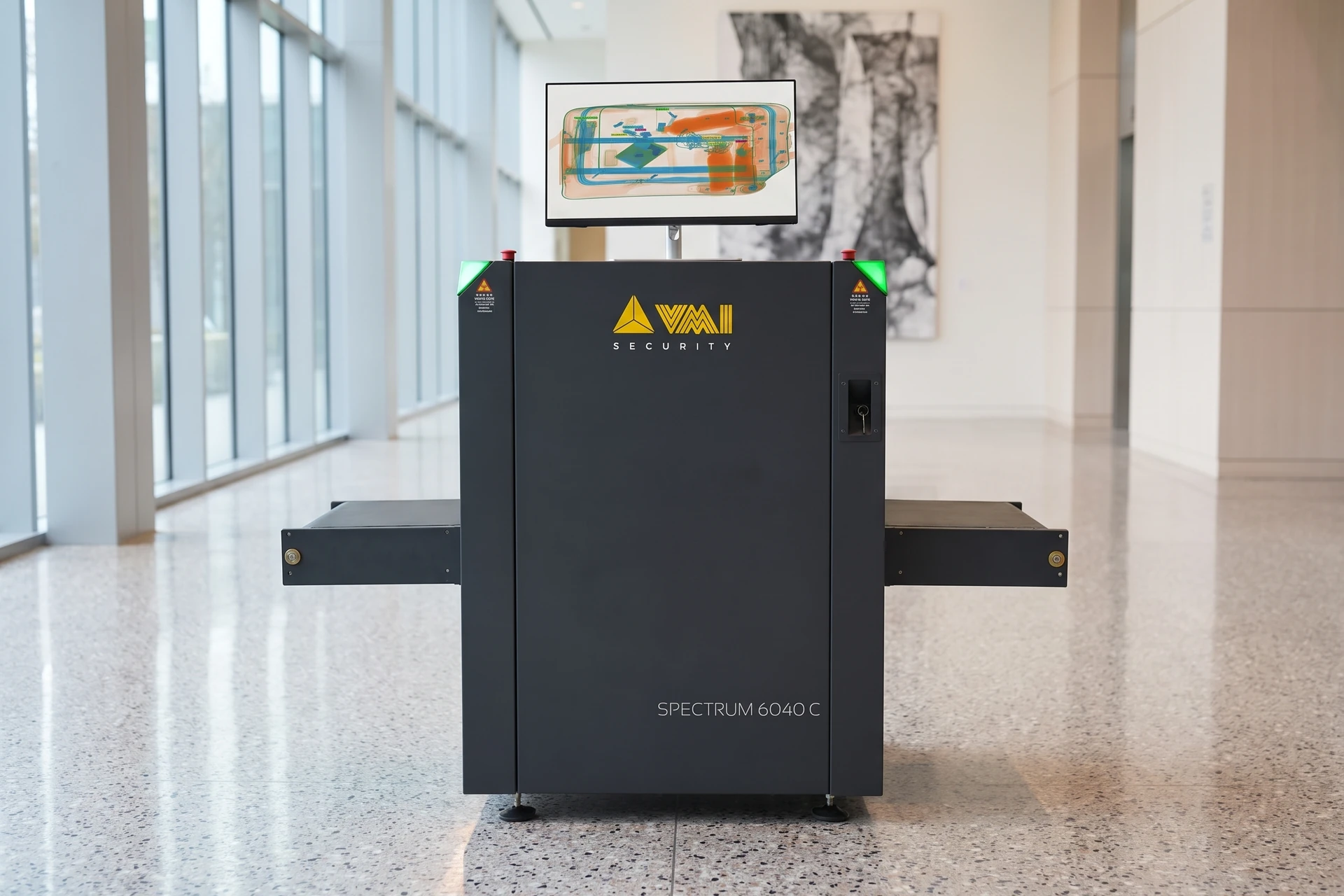 VMI Spectrum 6040 C Röntgen-Gepäckscanner als Produktmotiv in einem hellen Museumssaal