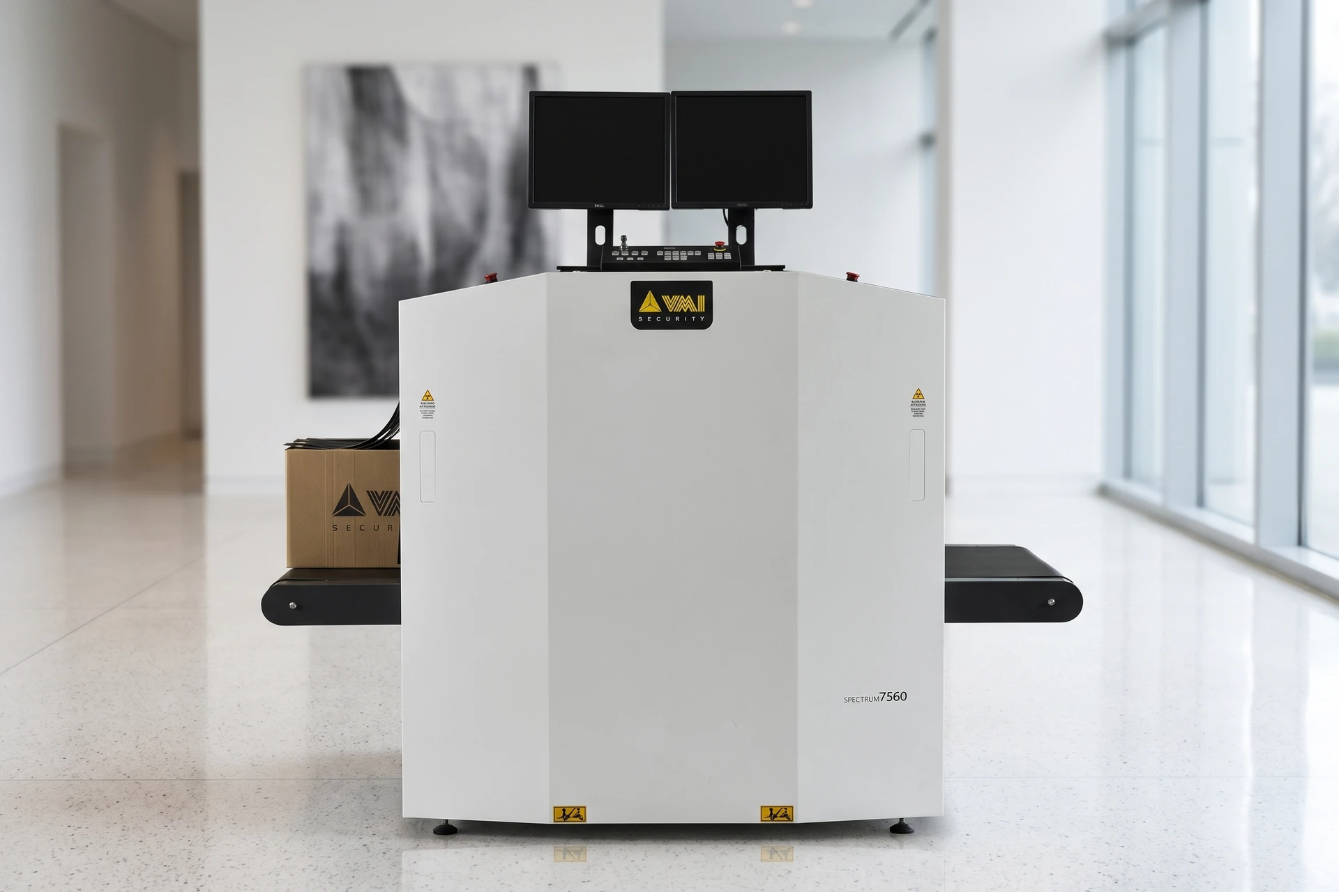 VMI Spectrum 7560 Röntgen-Gepäckscanner als Produktmotiv in einem hellen Museumssaal
